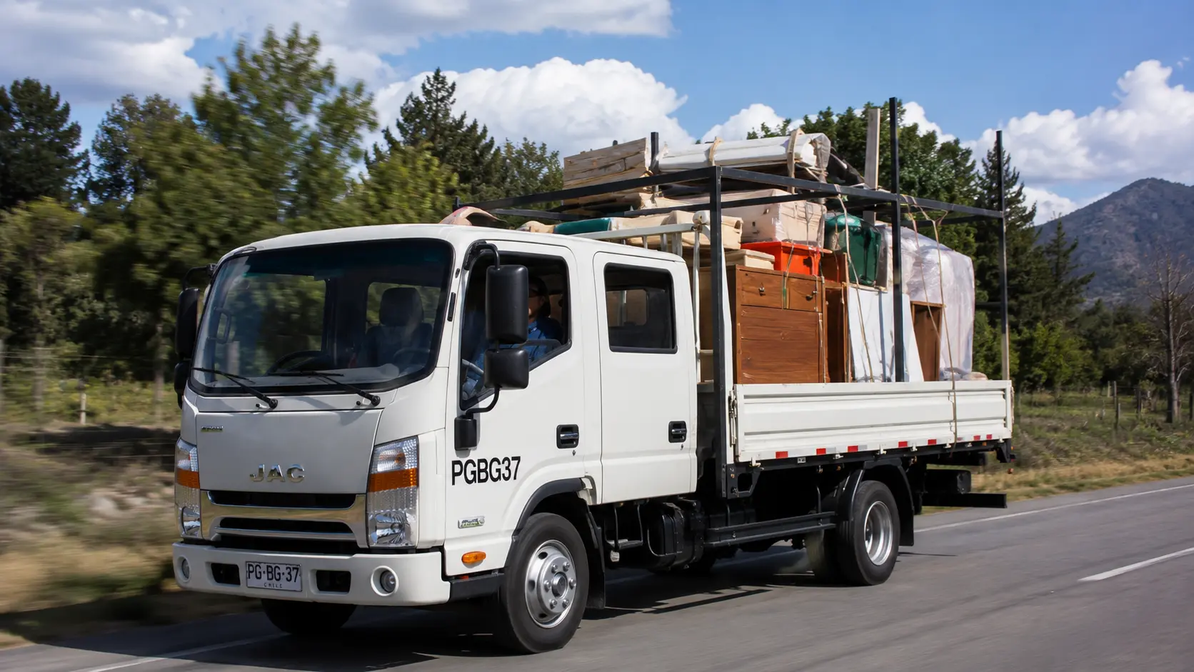 JAC transportando materiales